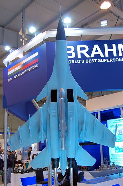 Tiêm kích Sukhoi Su-30MKI bắt đầu được Nga - Ấn bắt tay chế tạo khi Ấn Độ ký hợp đồng mua của Nga 140 chiếc Su-30 vào năm 2000.